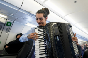 En medio de las celebraciones por Fiestas Patrias, los pasajeros del vuelo 332 de SKY Airline, que volaba desde Santiago hacia Iquique, vivieron una experiencia única y festiva.