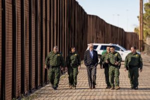 Biden endurece restricciones al asilo en frontera con México