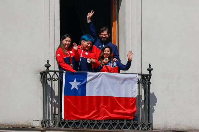 Boric recibe al Team ParaChile en La Moneda