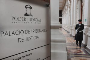 Fotografía de la entrada del Palacio de Tribunales de Justicia