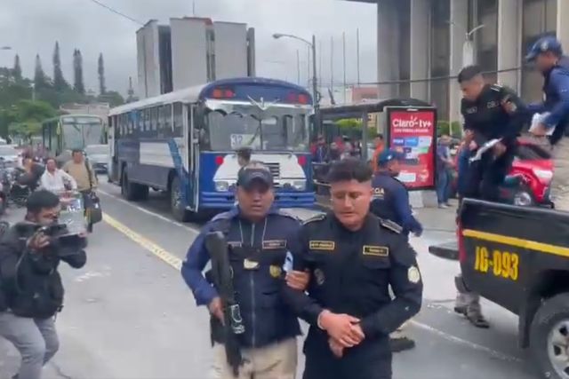 Guatemala detiene a 25 policías por tráfico de migrantes