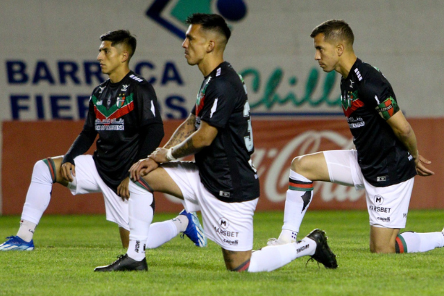 Fotografía de jugadores de Palestino realizando gesto contra la invasión de Israel en Gaza