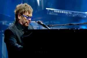 Elton John pérdida visión