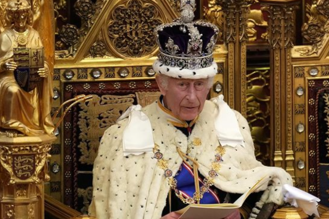 Rey Carlos millones coronación