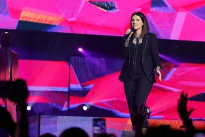 Laura Pausini caída