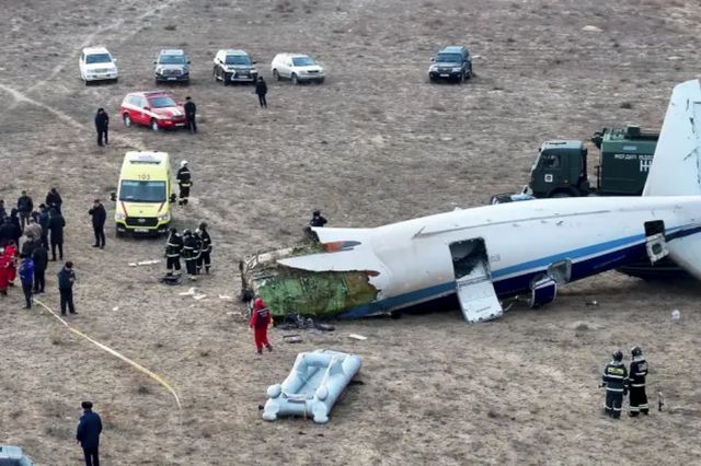 Cae avión con 67 pasajeros