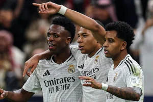 Rodrygo celebra en el Carlos Tartiere tras volver a la titularidad, en un once que dejó a Vinicius en el banco por decisión técnica.