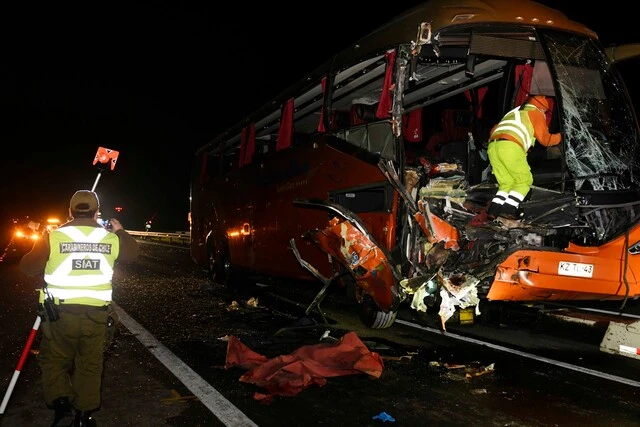Choque entre bus y camión