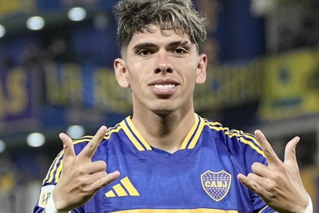 Carlos Palacios celebra tras dar la asistencia en el triunfo de Boca sobre Aldosivi en Mar del Plata.