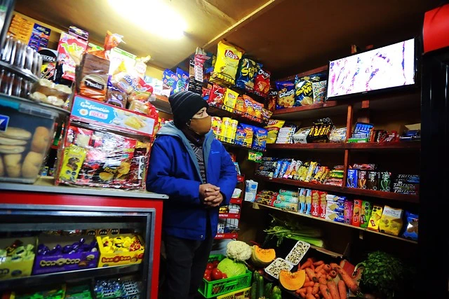 adulto mayor escobazos