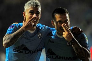 Bryan Soto y Alvaro Ramos festejan un gol durante el partido entre Deportes Iquique vs Atlético Mineiro