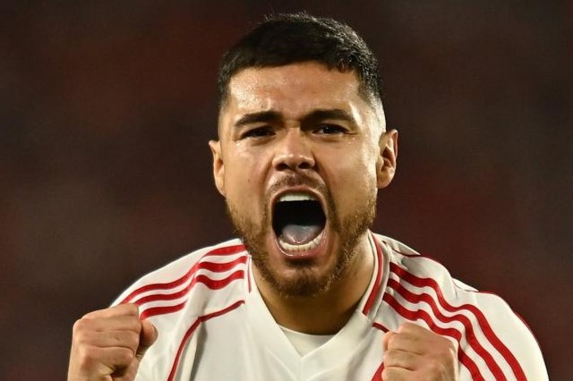 Paulo Díaz con un pie afuera del partido contra Argentina