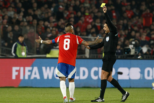 Arturo Vidal es amonestado durante el partido contra Argentina- FOTO: AGENCIA UNO