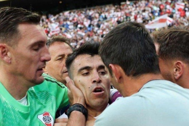 Acuña tras el partido, siendo contenido por sus compañeros.