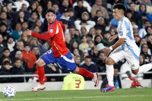 Felipe Loyola vive un momento difícil en Independiente: bajo nivel, críticas y una lesión que lo pone en duda para la Sudamericana. (Foto: Agencia Uno)