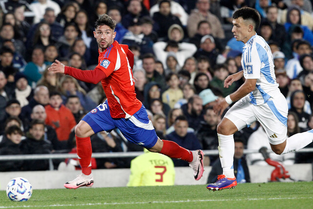 Felipe Loyola vive un momento difícil en Independiente: bajo nivel, críticas y una lesión que lo pone en duda para la Sudamericana. (Foto: Agencia Uno)