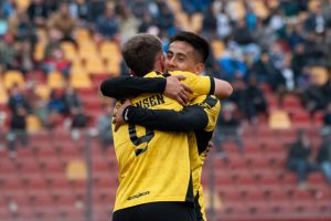 Los jugadores de Coquimbo Unido celebran un gol, conscientes de que cada punto los acerca a su primera estrella en la liga. Archivo/Agencia UNO)