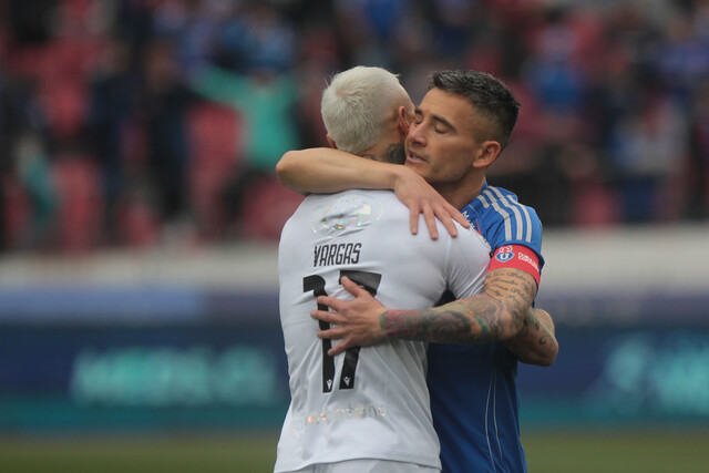 El reencuentro más esperado: Eduardo Vargas y Charles Aránguiz durante el encuentro disputado hoy en el Estadio Nacional. (Foto: Agencia Uno)