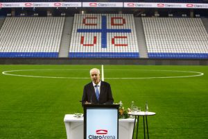 El presidente de Cruzados, Juan Tagle, celebra la inauguración del Claro Arena, el nuevo estadio de Universidad Católica en Las Condes. (Foto: Agencia UNO)