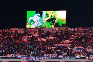 Hinchas de la U en Avellaneda antes del caos: la sanción más dura en años llega tras los violentos incidentes (Foto: Agencia Uno)