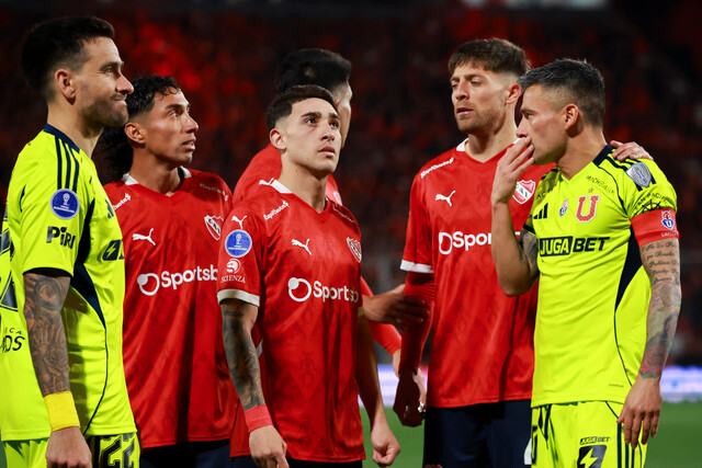 El Independiente–U de Chile fue interrumpido por incidentes entre barras, en un operativo de seguridad cuestionado por su mala disposición. (Foto: Agencia Uno)