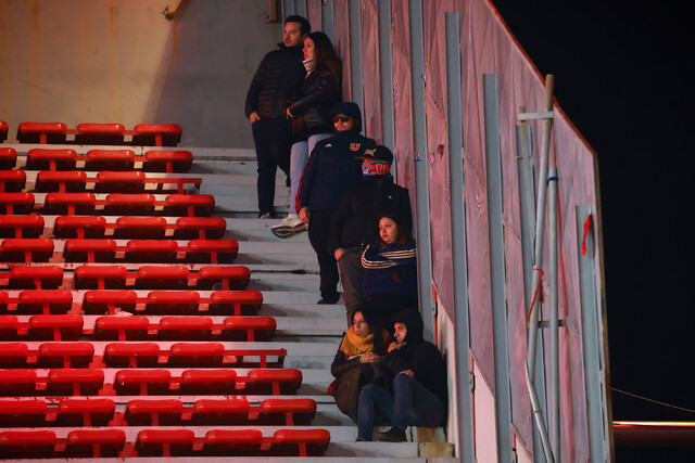 Operativo cuestionado: solo siete guardias privados para 3.500 hinchas de la U en Avellaneda. (Foto: Agencia Uno)
