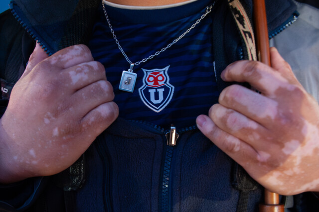 Hinchas de Universidad de Chile se tomaron las calles fuera de la Embajada de Argentina. (Foto: Agencia UNO)