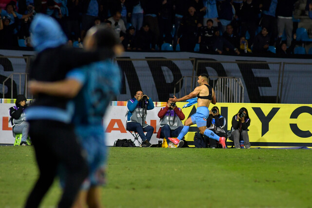 Los jugadores de Deportes Iquique celebran el gol agónico de Misael Dávila que selló la victoria ante Limache en el Tierra de Campeones. (Foto: Agencia UNO)