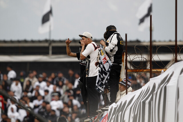 Hinchas colocolinos durante el encuentro disputado hoy. (Imagen referencial/Agencia UNO)