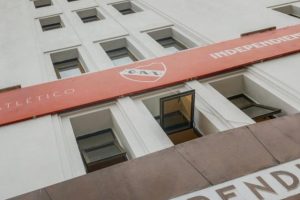 Disturbios obligaron a suspender el partido entre Independiente y la U.