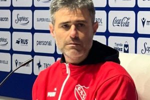 Vaccari perdió la calma en Independiente: se cruzó con un periodista y lanzó ironía antes de la revancha con la U.
