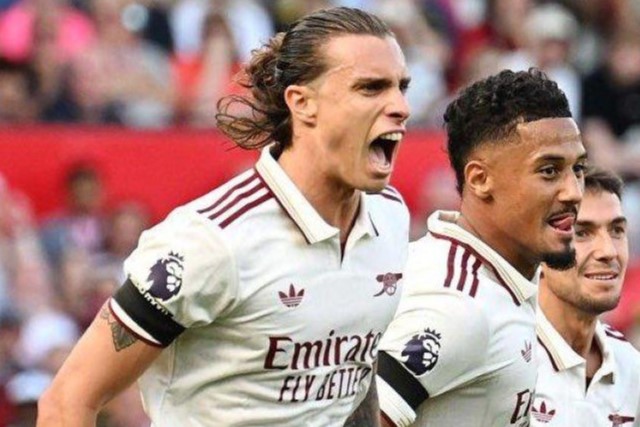 Riccardo Calafiori celebra el gol que le dio a Arsenal la victoria en Old Trafford, en el inicio de la Premier League 2025/26.