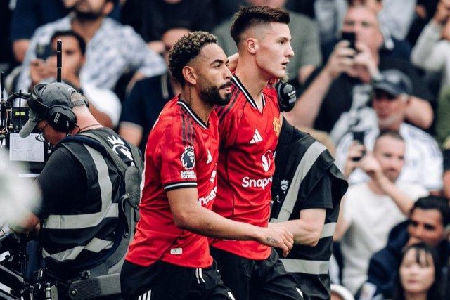 Leny Yoro celebra su gol en Craven Cottage, pero la alegría duró poco: Fulham igualó y dejó al United sin victoria en la Premier.
