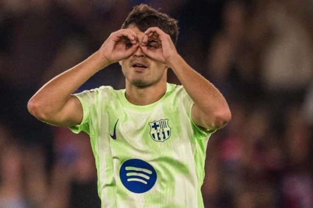 Pedri controla el balón en Valencia, clave en la remontada del Barcelona y elegido MVP por su actuación magistral.