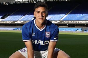 Marcelino Núñez recibe aplausos de los hinchas de Ipswich en su primer encuentro oficial tras dejar Norwich City.