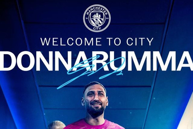 Gianluigi Donnarumma posa con la camiseta del Manchester City tras firmar contrato hasta 2030.