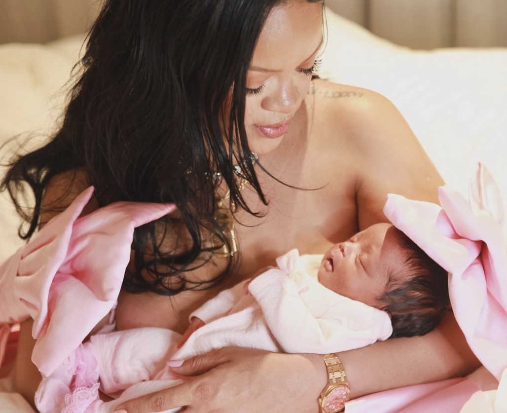 Rihanna en su cuenta personal de Instagram anunciando el nacimiento de su bebé @badgalriri