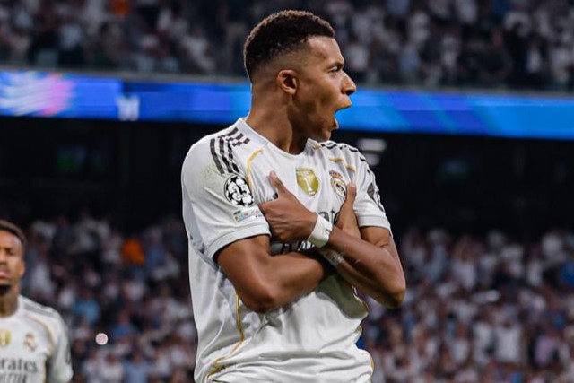 Mbappé celebra su segundo gol de penalti en el Bernabéu: dos tantos que salvaron al Madrid.