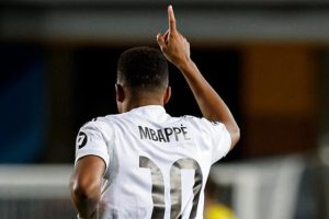 Kylian Mbappé celebra uno de sus goles en la goleada del Real Madrid sobre el Kairat Almaty por Champions League.