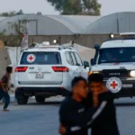 Hamás entrega restos de dos rehenes e Israel reanuda ataques