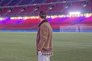 Messi sobre el césped del Camp Nou durante su visita sorpresa.