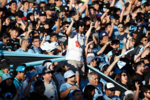 La hinchada celeste desatada en El Teniente. (Foto: Agencia Uno)