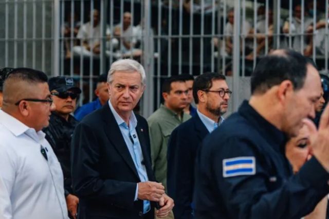 Kast tras reunión con Bukele alaba modelo carcelario