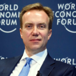 Por lazos con Epstein renuncia presidente del Foro Económico Mundial