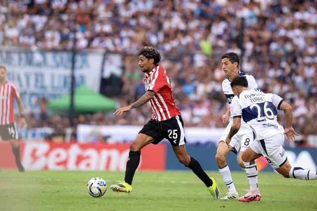 Bus de Estudiantes de Argentina fue atacado previo al clásico de La Plata