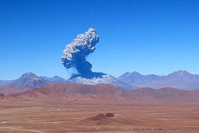 Volcán Láscar emite fumarola de más de 1.100 metros
