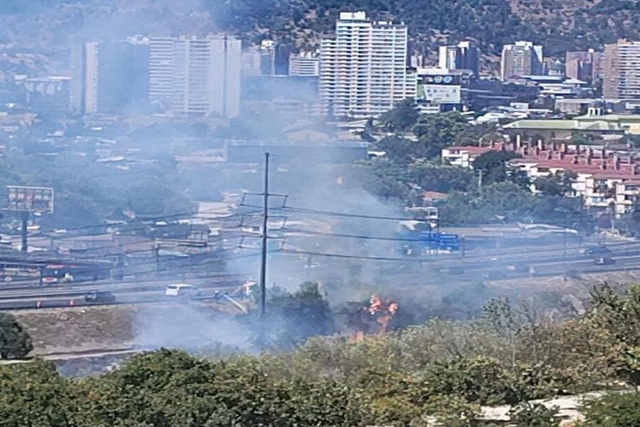 Incendio en Parque de los Reyes mantiene amplio operativo