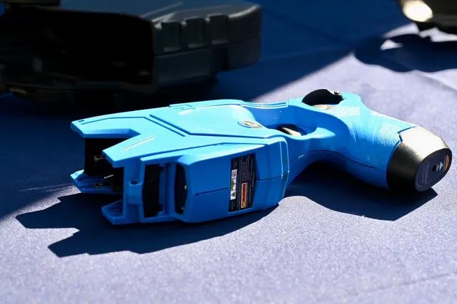 Gobernación Metropolitana asigna pistolas taser a Carabineros