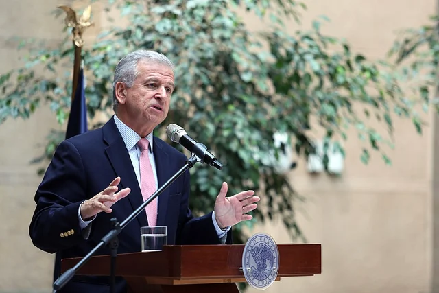 Felipe Larraín: «Una reforma tributaria por decreto no se puede hacer»