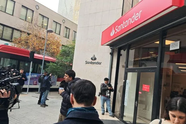 Detienen a ejecutivo del Banco Santander por posible vínculo con el Tren de Aragua